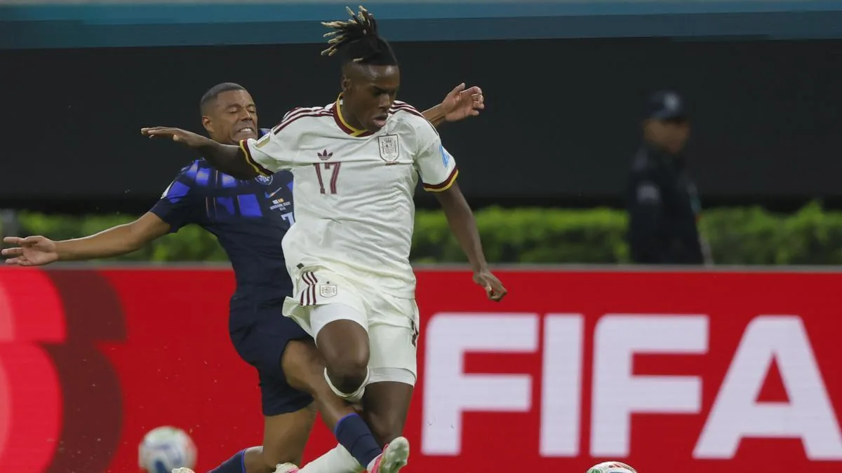 Nico Williams lamenta su lesión muscular tras una entrada en el partido contra Uruguay