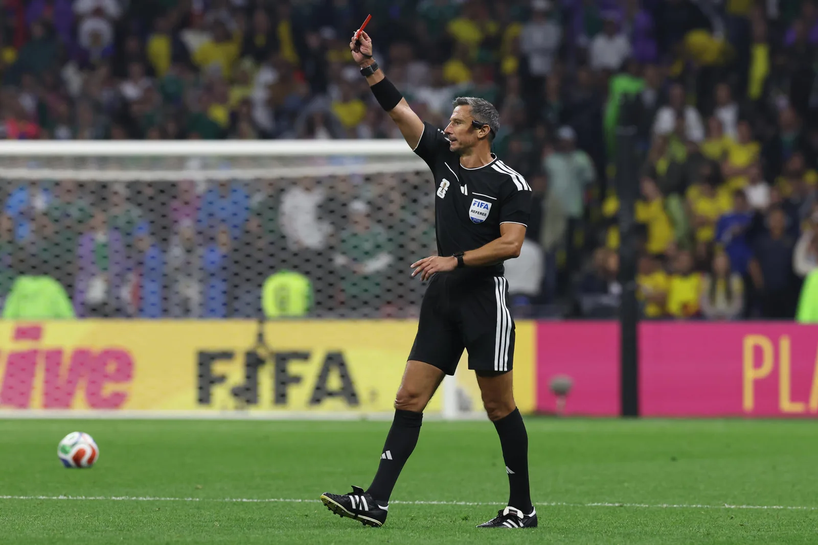 Árbitro de la final del Mundial entre España y Argentina se retira una semana después