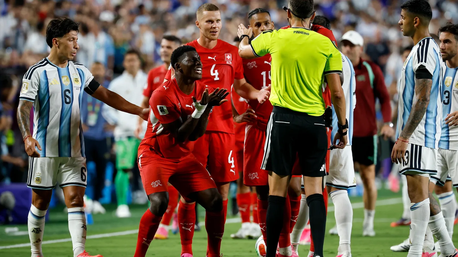 Kansas City: la expulsión de Embolo ante Argentina, explicada por la regla de ‘identidad equivocada’
