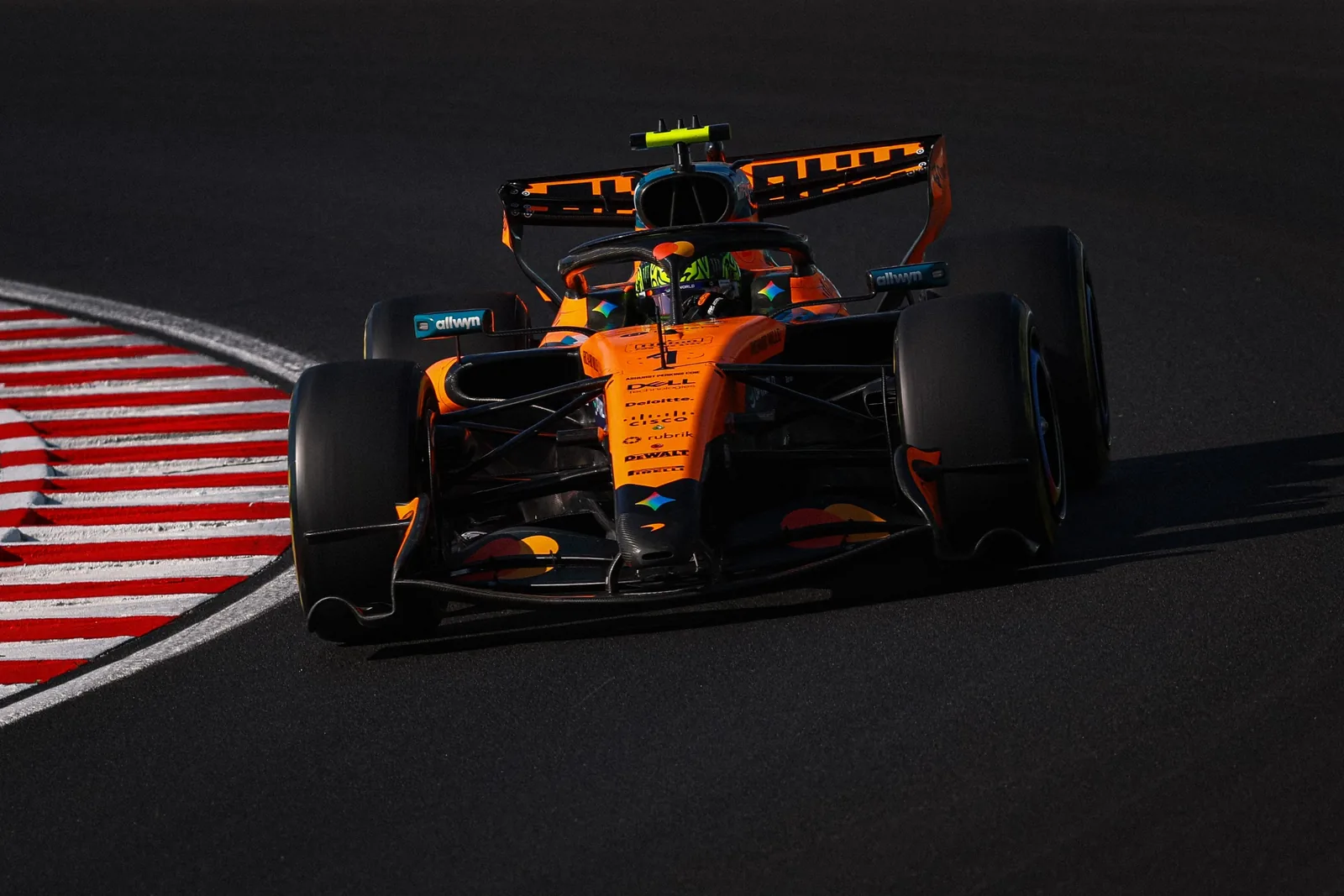 Hungaroring: Alonso apunta a la Q2 mientras Sainz enfrenta dificultades en los Libres 3