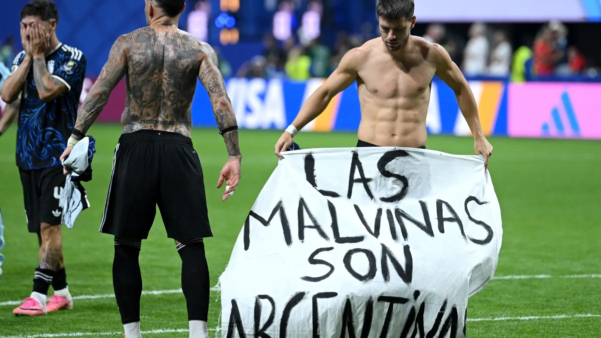 Argentina exhibe pancarta de las Malvinas tras victoria en semifinal del Mundial