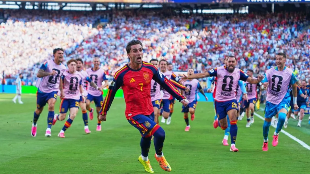 España busca doble reto histórico en el fútbol mundial