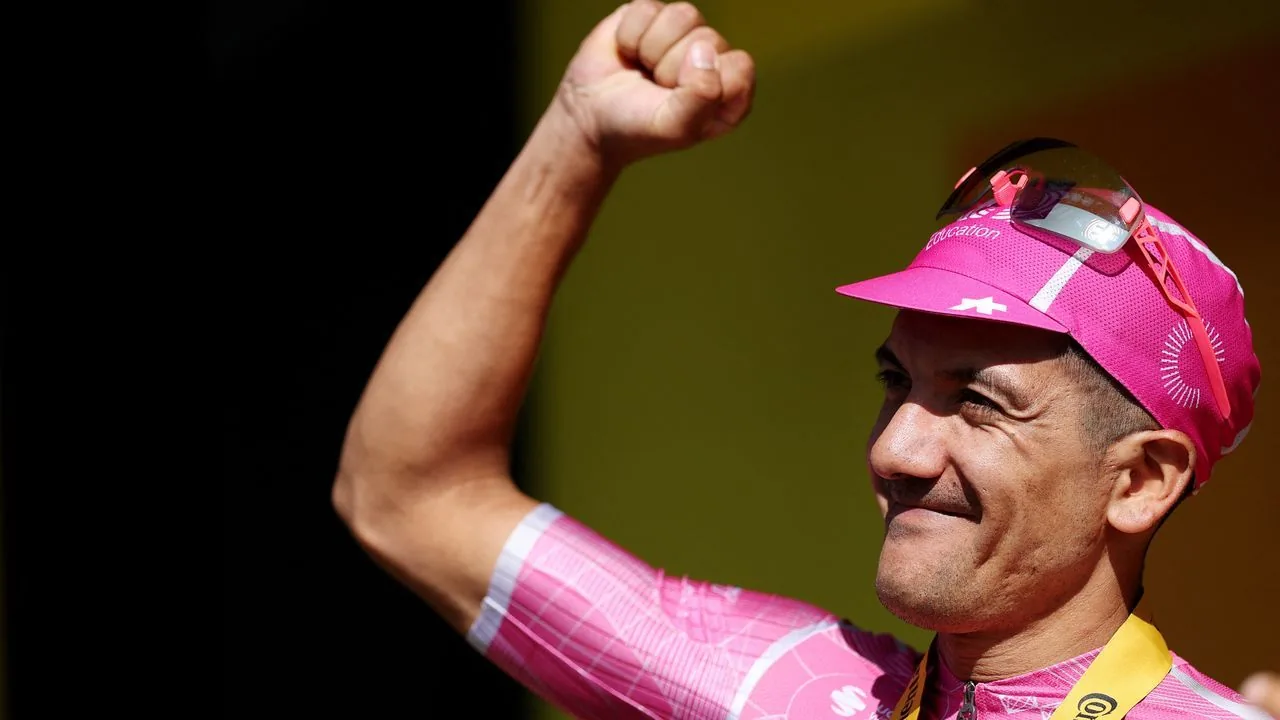 Carapaz logra una victoria de etapa en el Tour de Francia