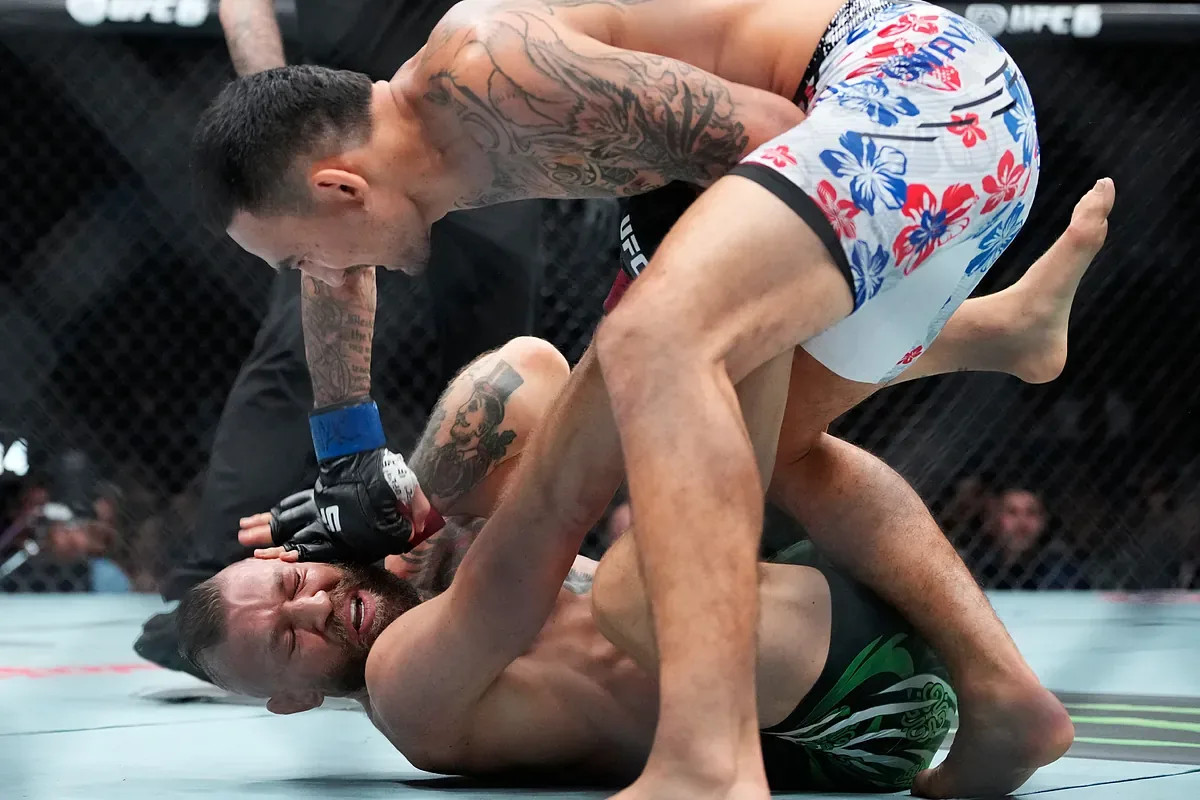 Lesión de McGregor a los tres segundos frustra regreso en UFC 329 contra Holloway