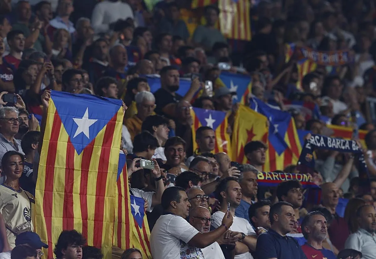Camp Nou se llena de esteladas en protesta tras incidentes en Elche