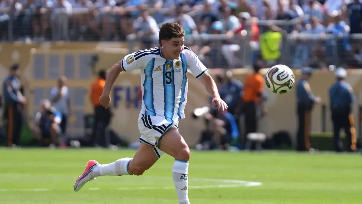 Julián Álvarez se reúne con el Atlético para definir su futuro